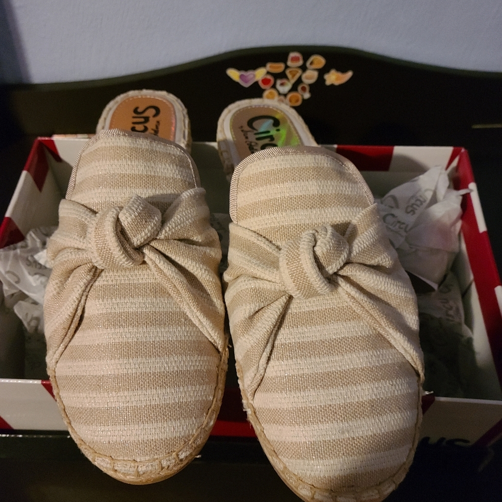 Footwear - Picture 4 of 4